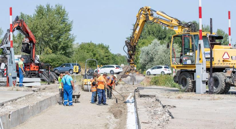 Forgalomkorlátozások és pótlóbuszok az Új Csóri úti vasúti átjárónál