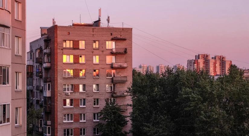 Harkivban egy 3 éves kislány kiesett az 5. emeletről, a légkondicionáló mentette meg