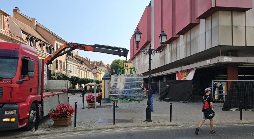 Látványos szakaszhoz ért a belvárosi Spar felújítása Győrben - fotók
