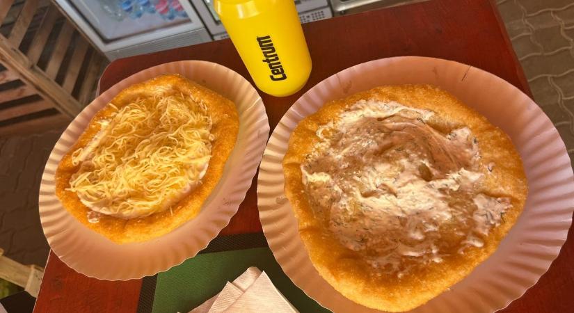 Lángos 690-ért? Ráadásul a Balatonnál? Megtaláltuk, megkóstoltuk s bejött!