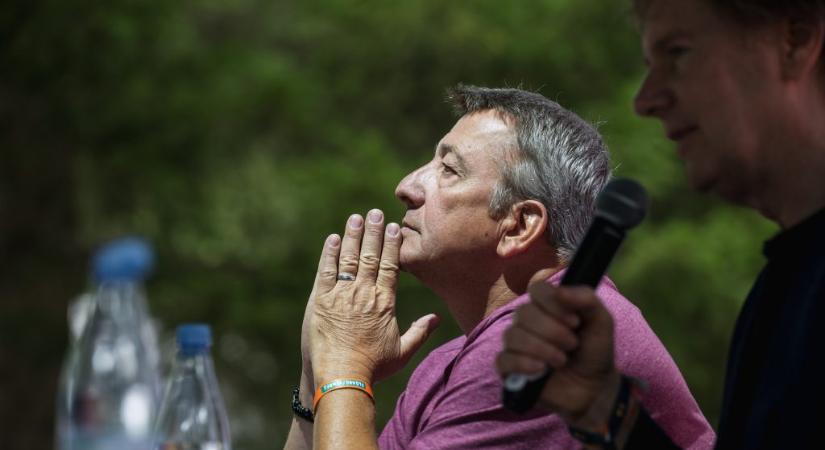 “Fix, hogy nem igaz. Hacsak nem egy súlyos idiótával nézünk szemben” – Mondta Bayer Zsolt az apáról, aki leírta, hogy vajúdás közben szerelő ment be a szobába