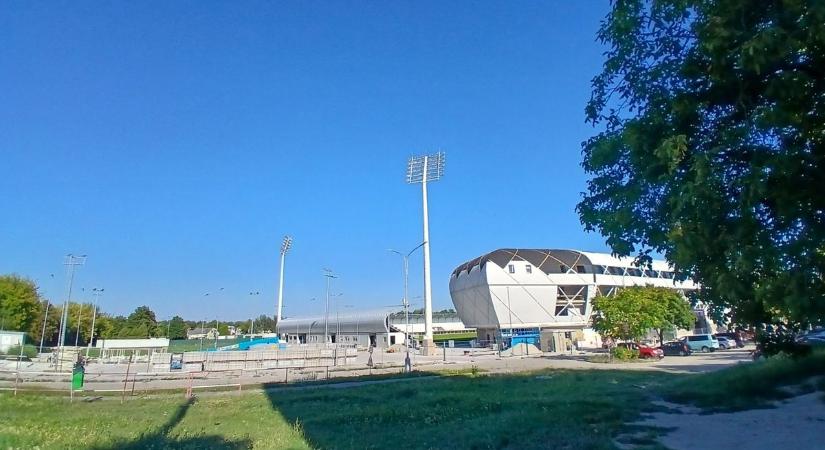 KFC Komárno stadionfelújítása a célegyenesben – szeptemberre elkészülhet az aréna