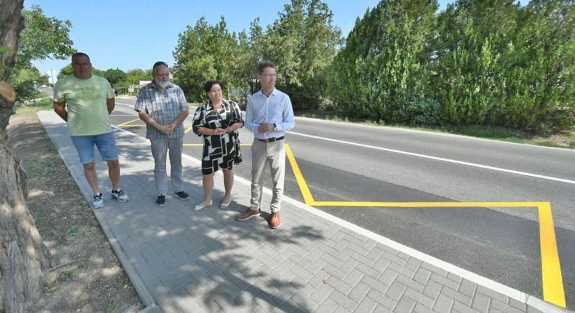 Új gyalogátkelőt és két buszmegállót adtak át Fehérváron