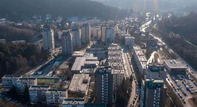 Tragédia Sopronban: negyedik emeletről zuhant ki egy fiú, életét vesztette