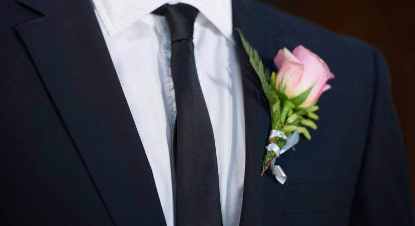 Ennél egyszerűbb nyakkendőkötési trükk nem létezik, egy nagyapa tanította meg az unokájának