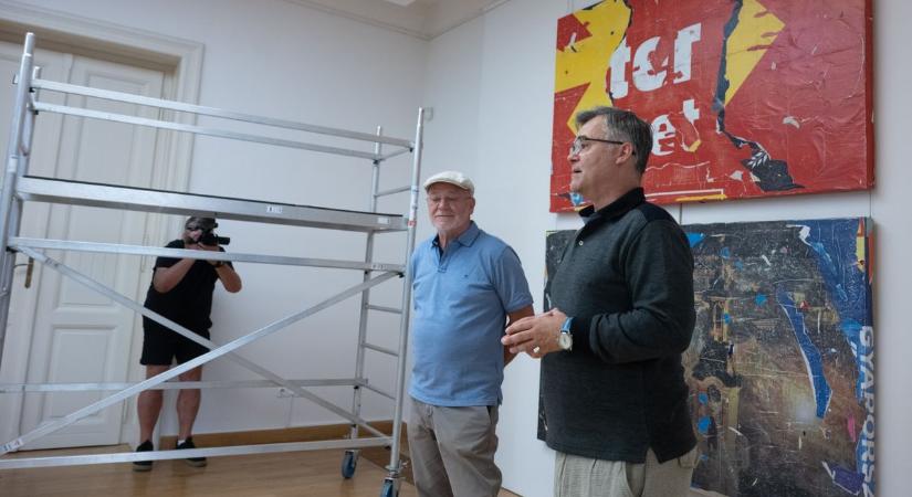 Exkluzív tárlatvezetés a REÖK-ben: a dekollázs mestere felfedi titkait