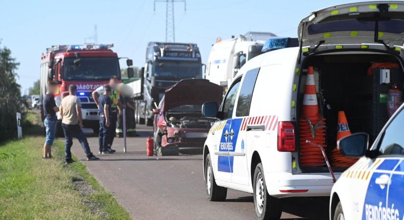 Egy fa mellé, az árokba csapódva állt meg a Suzuki a 32-esen – helyszíni fotók és videó!