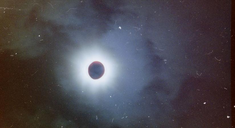 A Hold árnyéka átrobogott Zalán is – hideglelős teljes napfogyatkozás (galéria)