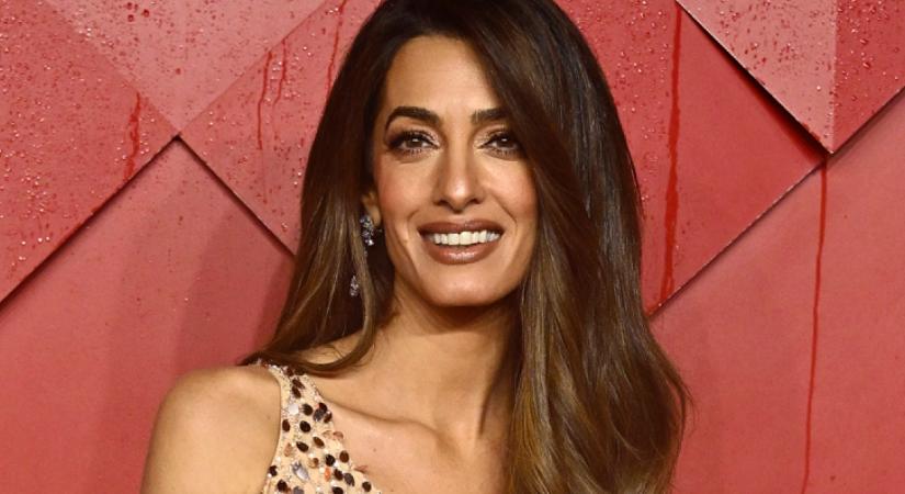 Rég viselt ilyen merész ruhát Amal Clooney: combig kivágott szettben mutatkozott