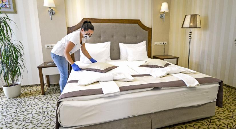 A szállodák vendég híján is próbálnak munkát adni a dolgozóknak