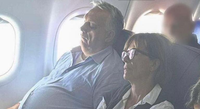 Ismét lefotózták egy fapados járaton Orbán Viktort és a feleségét