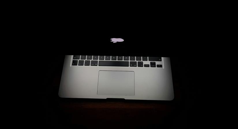 Úgy tűnik, az olcsó iPhone után olcsó MacBookkal próbálkozik az Apple