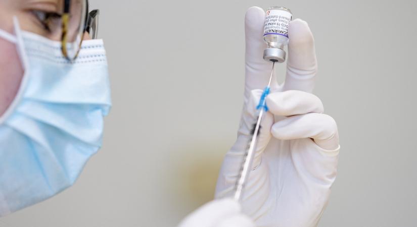 Betilthatják a Pfizer Covid-vakcináját az egyik korosztályban