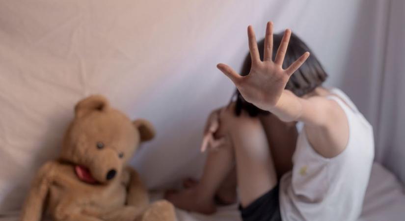 "Emlékszem egy veszekedésre, aminek az lett a vége, hogy bevitt egy kis szobába és ott percekig vert, megállás nélkül"