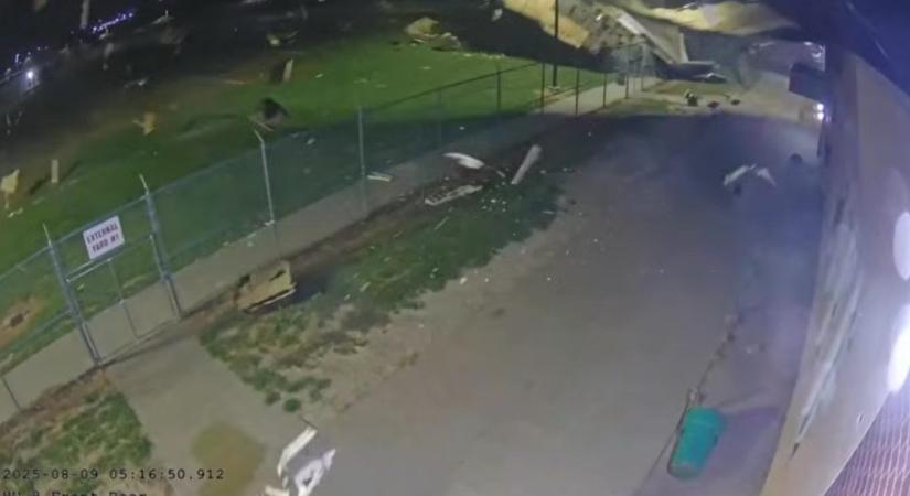 Félelmetes videón, ahogy a vihar letépi egy amerikai börtön tetejét