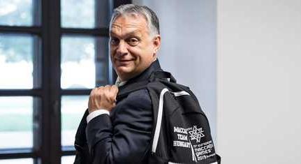 Fapadoson szunyókált Orbán Viktor