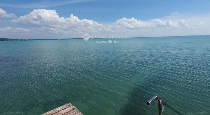 Balaton-parti luxus: privát partszakasz, panoráma, nyugalom (galéria)