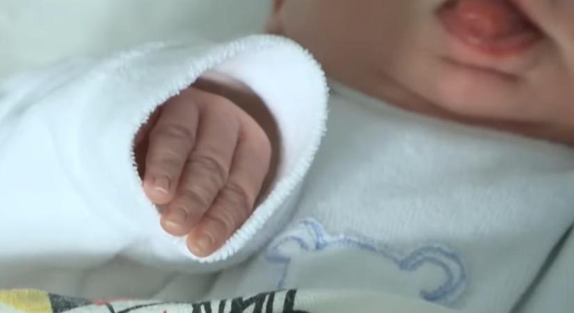 Mentőben szülte meg a kislányát egy nő Debrecenben