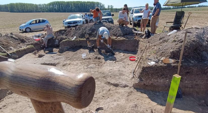 Téglákkal fedték le a szeretett csecsemő végső nyughelyét