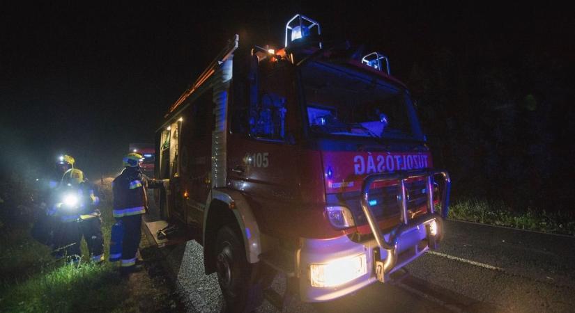 Szalagkorlátnak ütözött egy autó Mátrafüred közelében