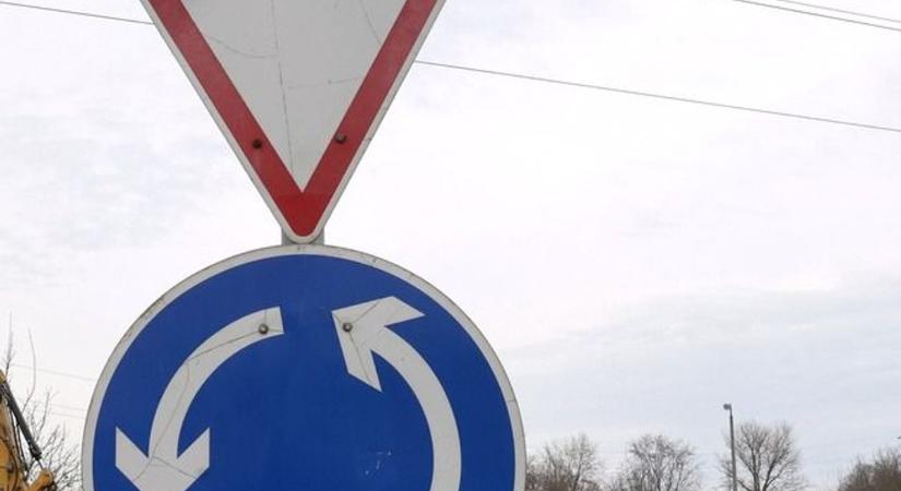 Veszélyes manőver Szolnokon: tülkölés és előzés az egysávos körforgalomban