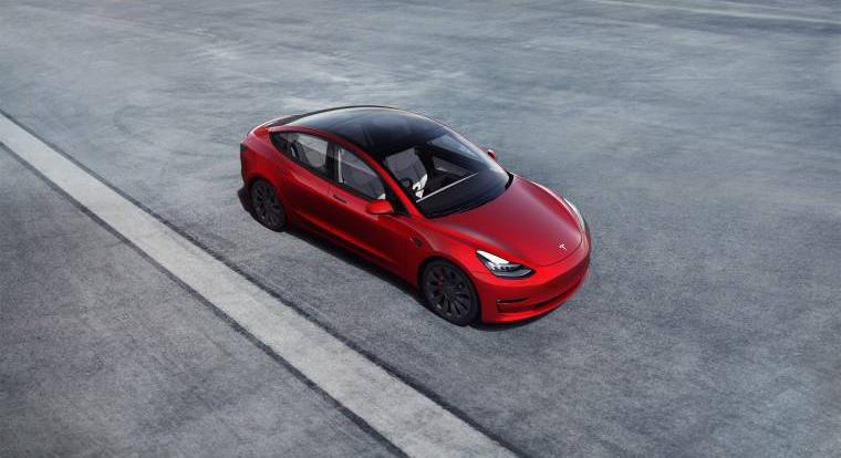 Végre megkapja a hiányzó kamerát a Tesla Model 3
