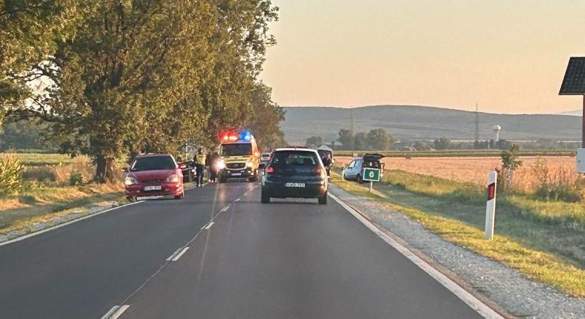 A 27-esen a mucsonyi elágazásnál autóbaleset, rendőr irányítja a forgalmat!