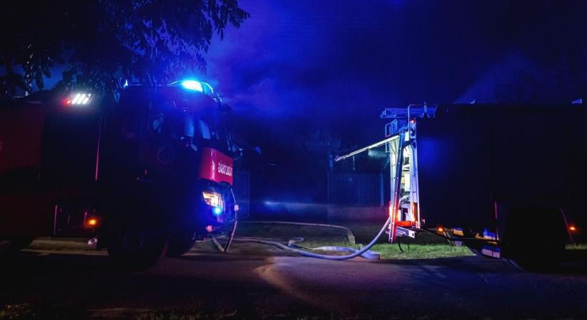 Lángoló autó és bozóttűz a 21-es főúton – két település tűzoltói is segítettek