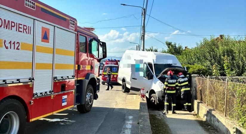 Kerítésnek rohant egy furgon, a sofőr a helyszínen meghalt