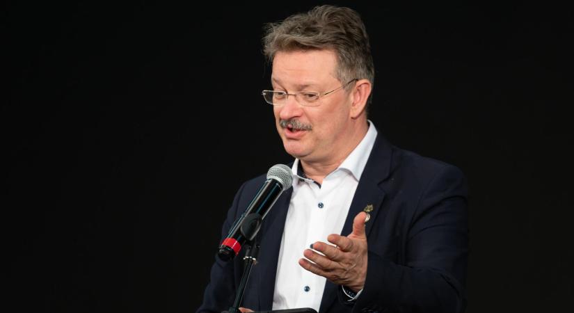 Mire készül Bács Zoltán az egyetemen?