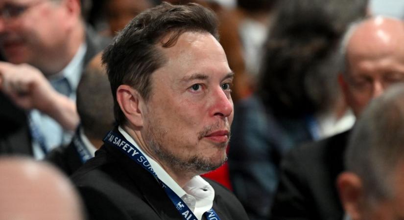 Elon Musk perre menne az Apple-lel, de még a saját chatbotja is ellene fordult