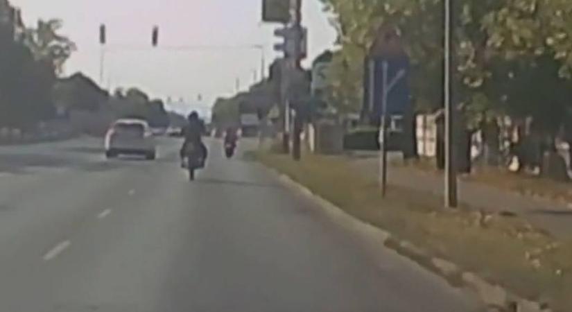 Métereket repült a bukósisak, élet és halál között lebegett a motoros: videón az újpalotai baleset