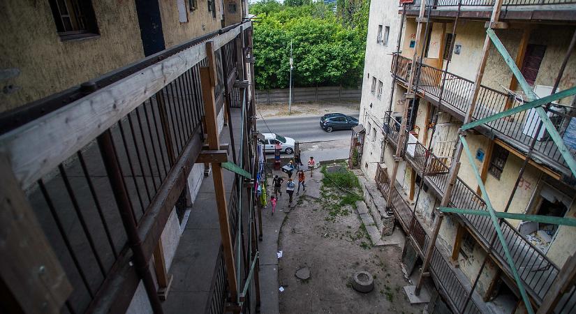 Hírhedt lakótelepre vonultak be a terrorelhárítók