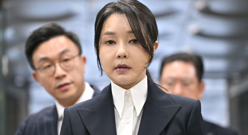 Luxustáskákkal és gyémánt nyaklánccal vesztegethették meg, letartóztatták a volt dél-koreai elnök feleségét