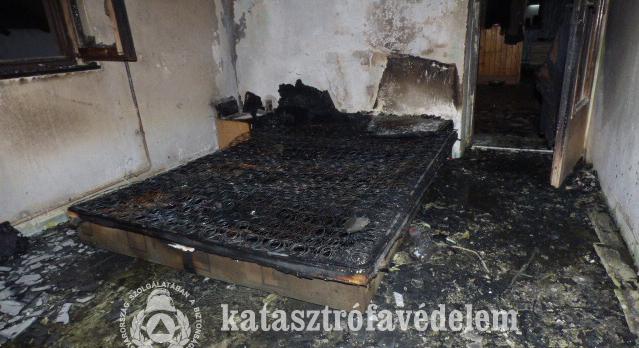 Ágymatrac gyulladt ki egy karcagi házban