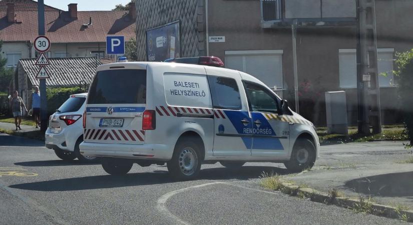 Parkoló autónak ütközött egy robogós Szombathelyen - fotók