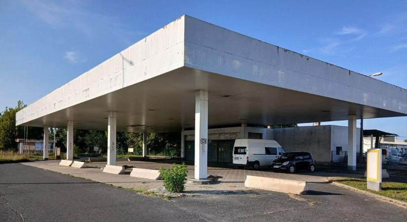 Amikor „elnémul" a kútoszlop – Szomorú fotókon az elhagyatott benzinkút (galéria)