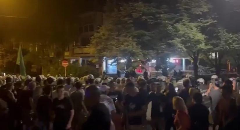 CINS: A rendőrség „a hatalom és egyetlen párt szolgálatában áll”
