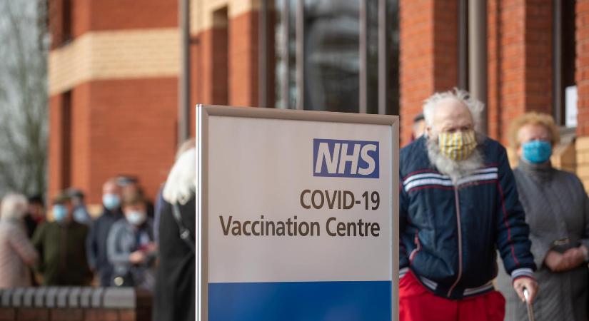 Boris Johnson: percenként 140-en kapják meg a koronavírus elleni oltást az Egyesült Királyságban