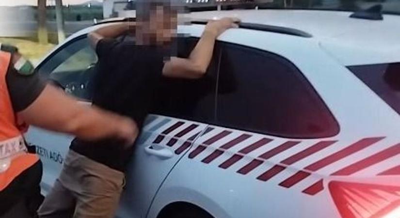 A rendőrök karjaiba repítette a motorost a Zombie drog - videó