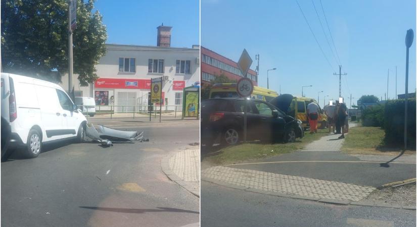 Újabb baleset Nyíregyházán - Kereszteződésben ütköztek