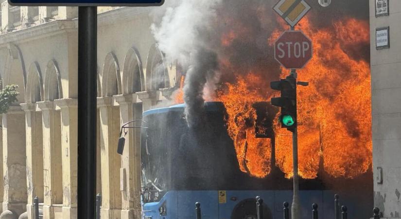 Hatalmas lánggal ég egy BKV-busz Budapesten