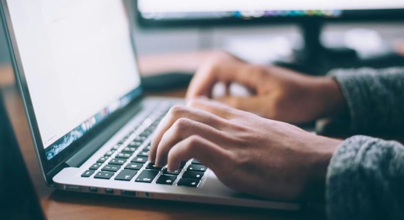 Rákeresett a férje nevére egy nő az interneten, majd olyat látott, hogy azonnal hívta a rendőrséget