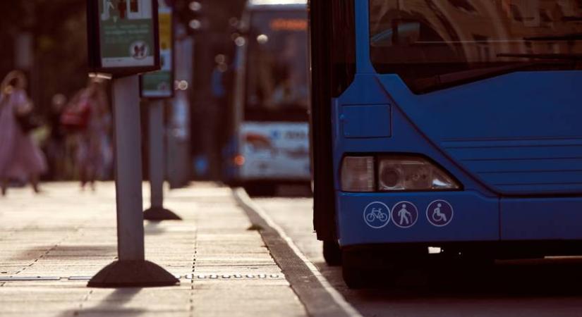 Lángokban áll egy BKK busz Budapest belvárosában: videón az ijesztő látvány