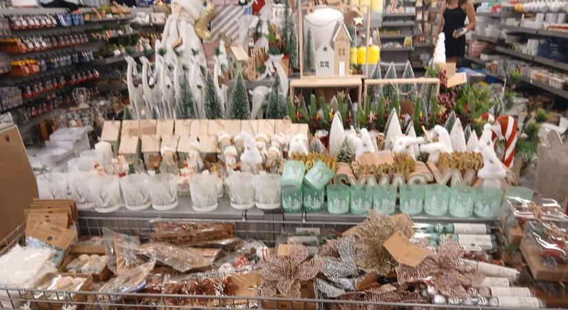 A vasi üzletben már kopogtat a karácsony – a strandpapucs mellé műfenyőt is vehetünk!
