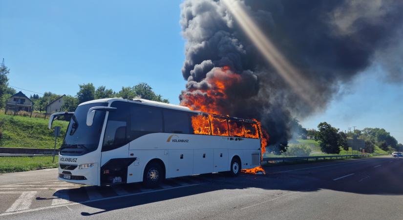Lángolt egy busz a belvárosban, épületre is átterjedt a tűz