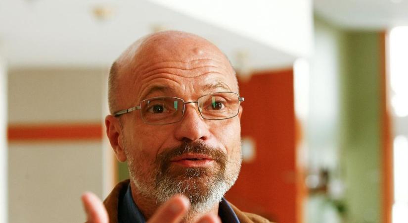 Zacher Gábor kezét is hátrakötötték az iskolában – ma van a balkezesek világnapja!