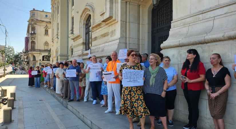 Tiltakoznak a szakszervezetek a tervezett 40 ezer közigazgatási állás megszüntetése ellen