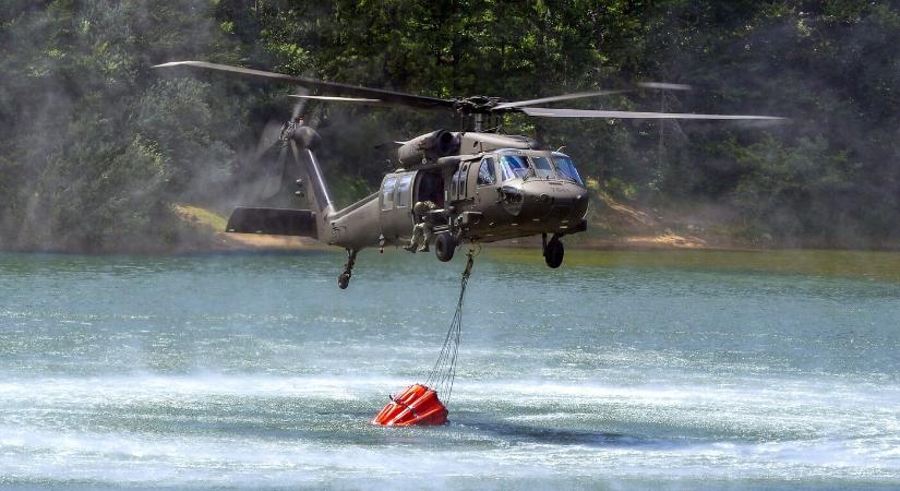 Erdőtűz pusztít a természetvédelmi területen, az oltásba a katonaság helikopterét is bevonták