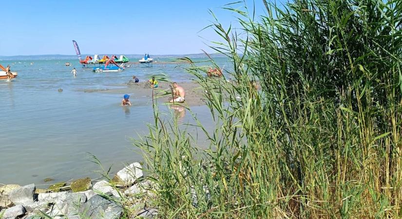 Homokpadok alakultak ki a Balatonban – megdöbbentően kicsi a víz Siófoknál